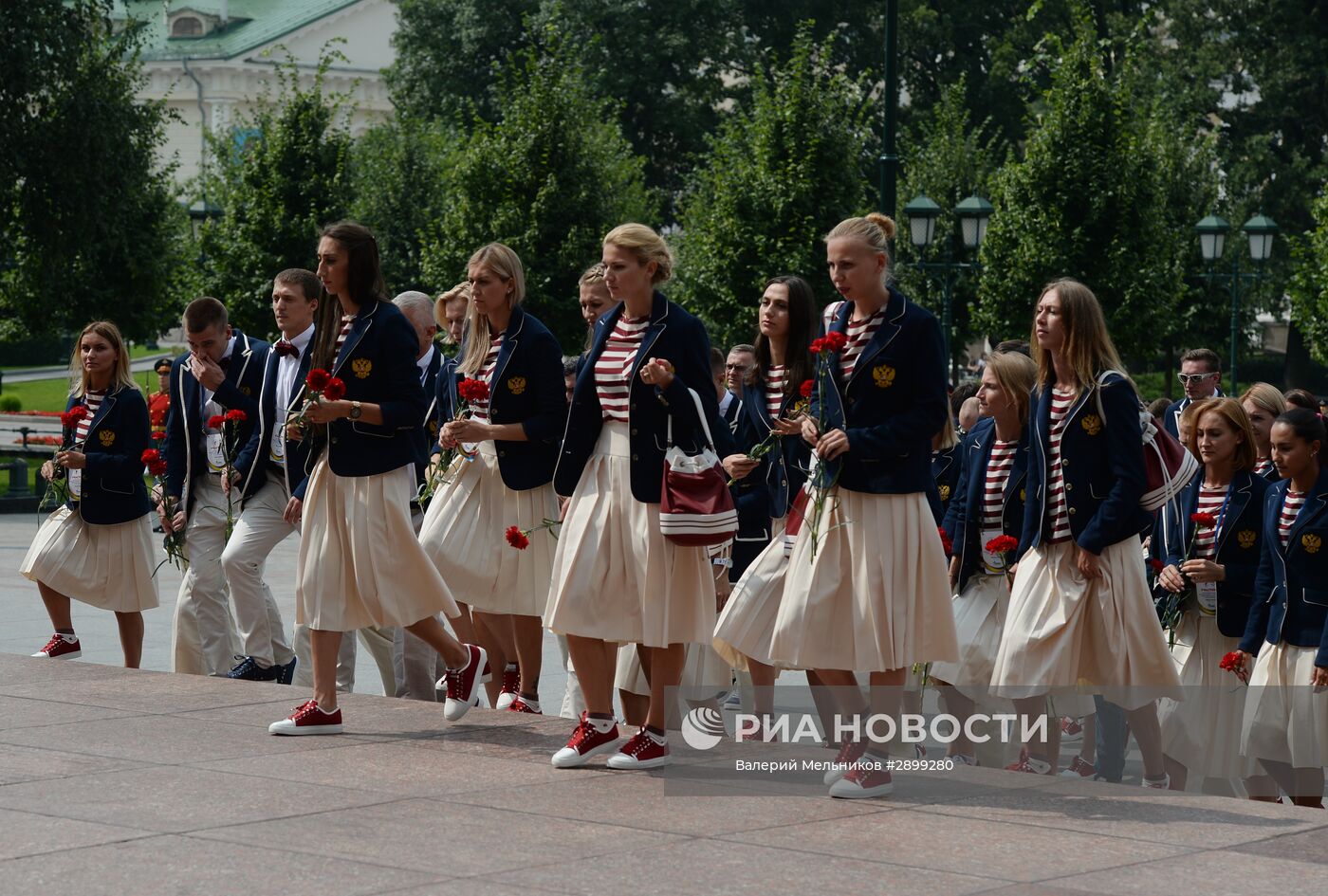 Олимпийская сборная России возложила цветы к Вечному огню в Александровском саду