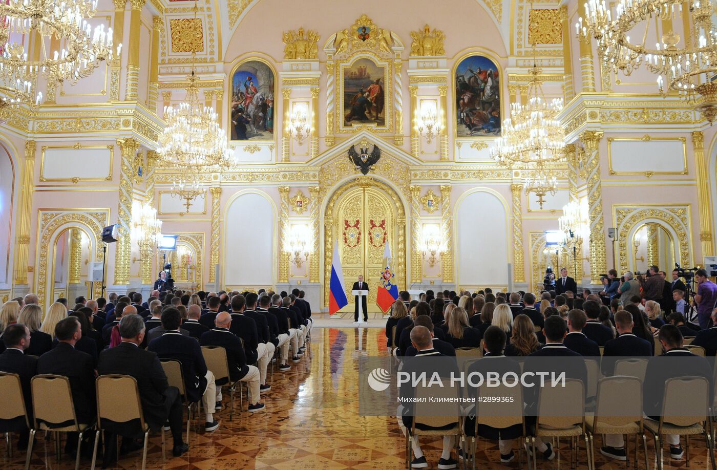 Президент РФ В. Путин встретился с российской олимпийской сборной в Кремле