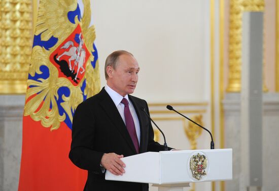 Президент РФ В. Путин встретился с российской олимпийской сборной в Кремле