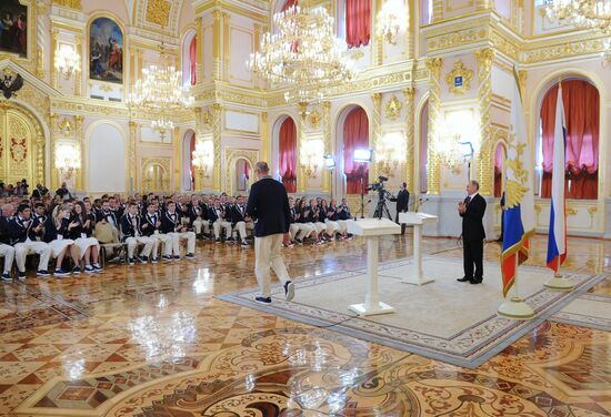 Президент РФ В. Путин встретился с российской олимпийской сборной в Кремле
