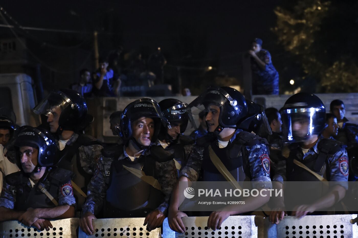 Полиция стянула дополнительные силы к захваченному зданию ППС в Ереване
