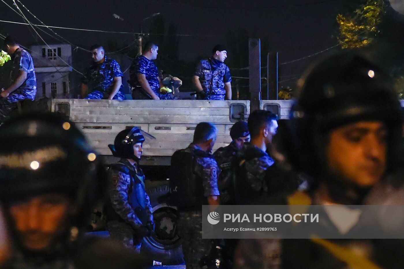 Полиция стянула дополнительные силы к захваченному зданию ППС в Ереване