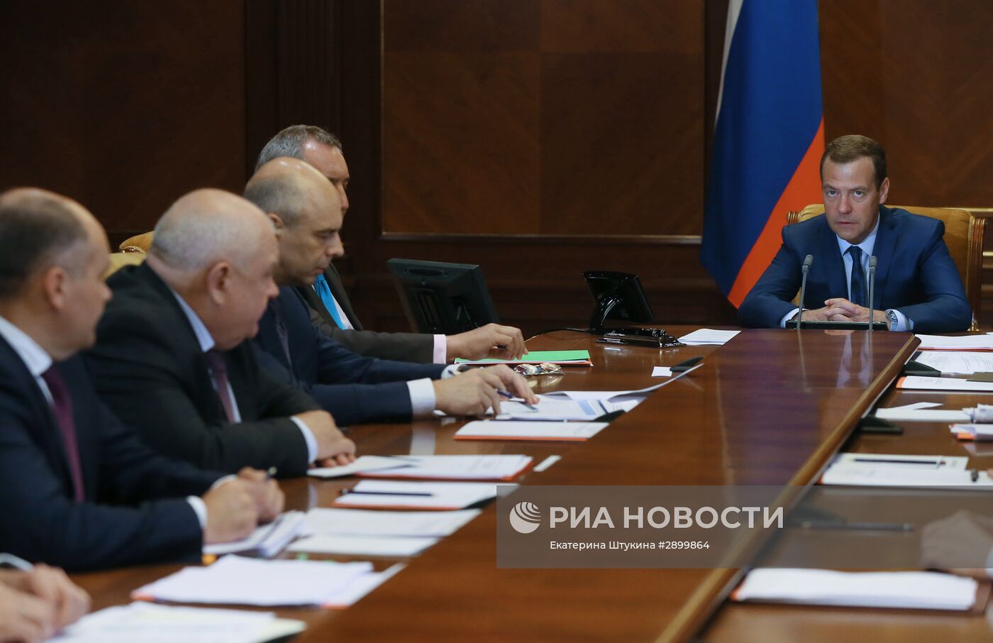 Премьер-министр РФ Д. Медведев провел совещание о расходах федерального бюджета на 2017–2019 годы в части развития оборонной промышленности