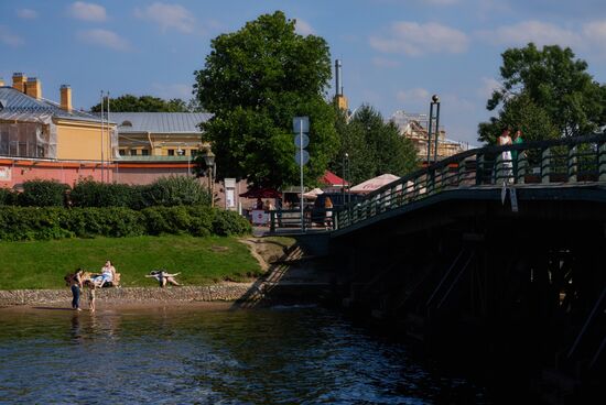 Отдых жителей Санкт-Петербурга на пляже у Петропавловской крепости