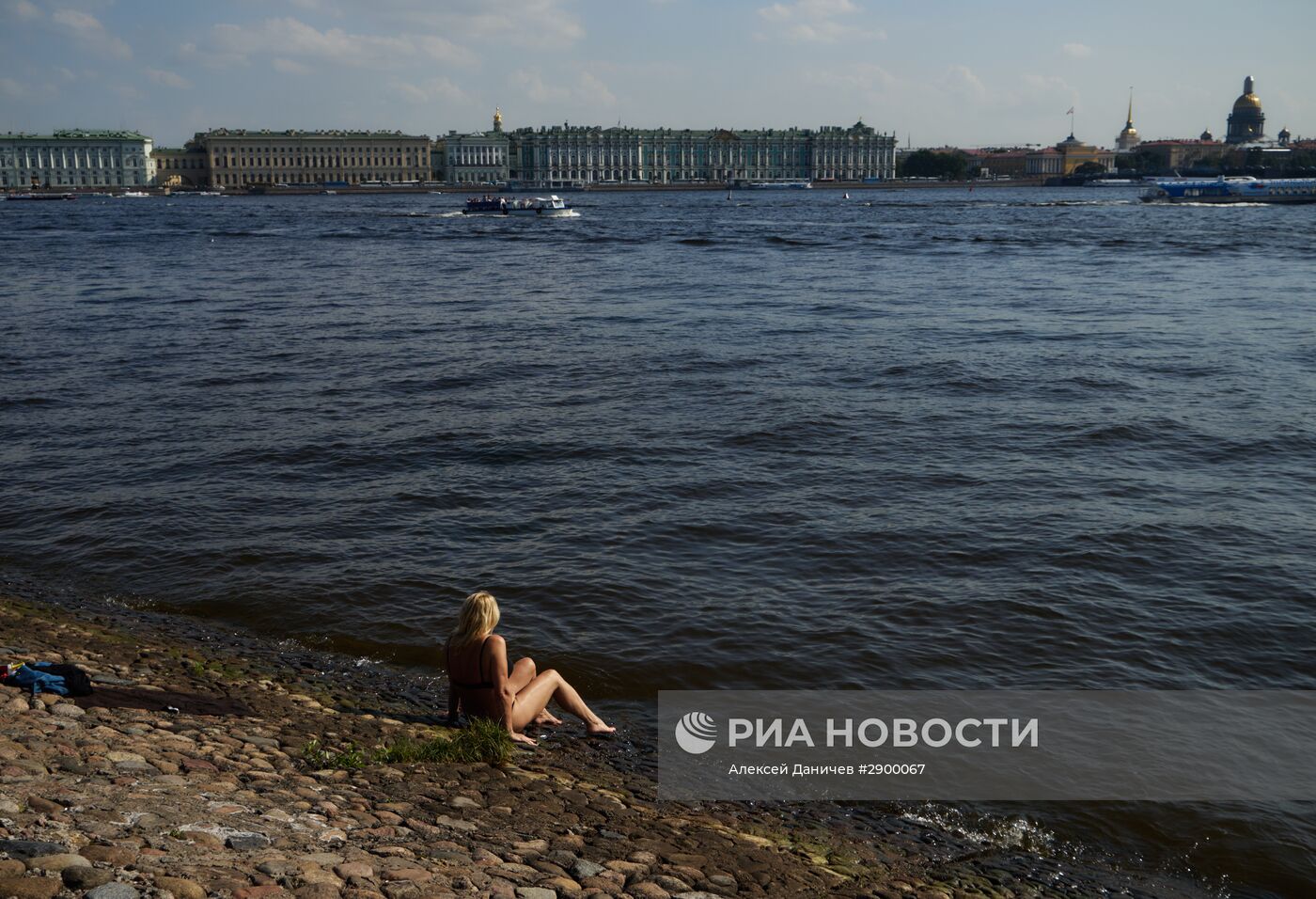 Отдых жителей Санкт-Петербурга на пляже у Петропавловской крепости