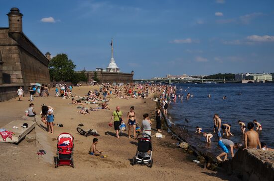 Отдых жителей Санкт-Петербурга на пляже у Петропавловской крепости