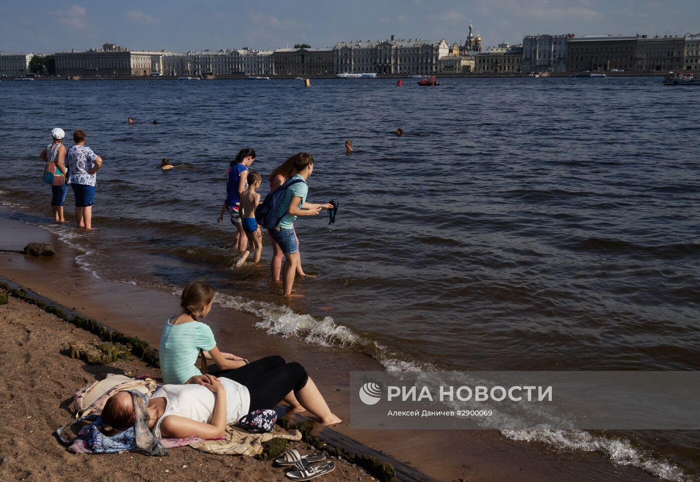 Отдых жителей Санкт-Петербурга на пляже у Петропавловской крепости