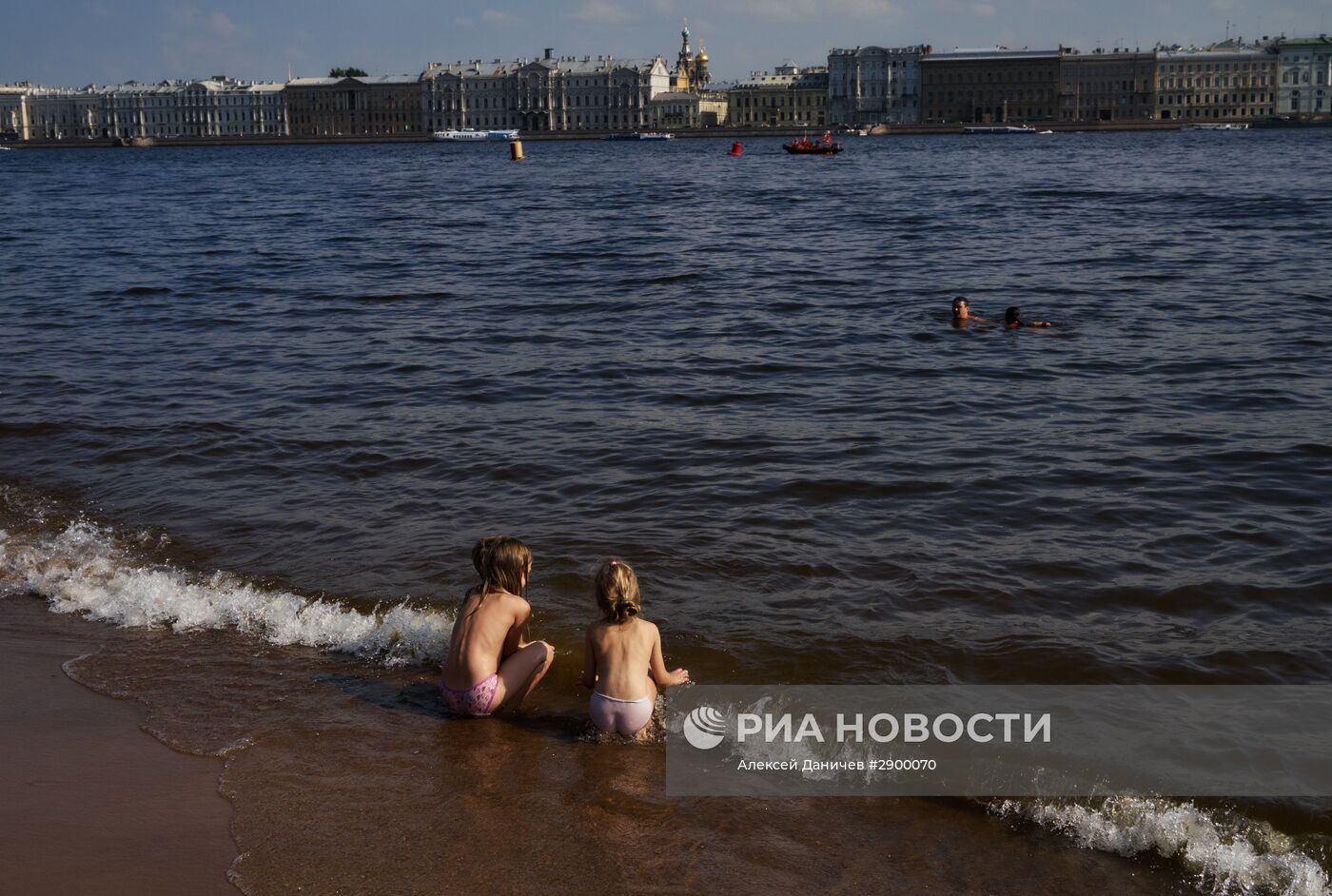 Отдых жителей Санкт-Петербурга на пляже у Петропавловской крепости