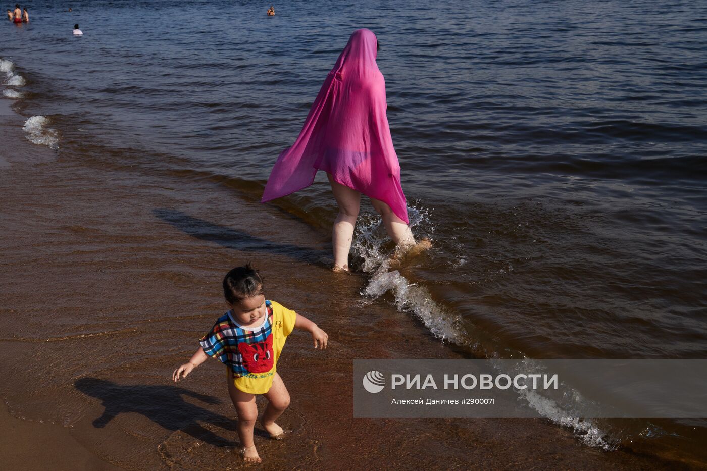 Отдых жителей Санкт-Петербурга на пляже у Петропавловской крепости