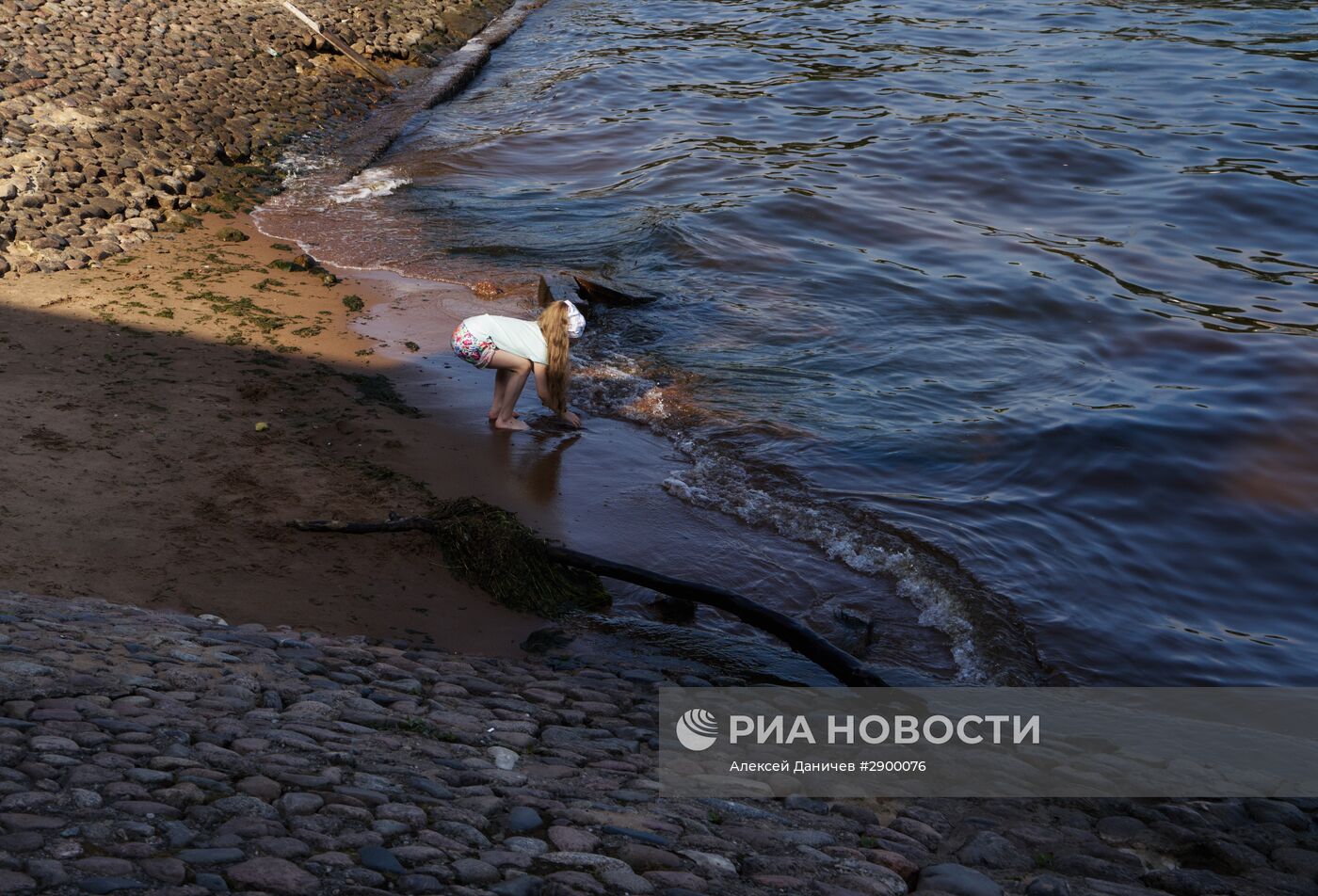 Отдых жителей Санкт-Петербурга на пляже у Петропавловской крепости