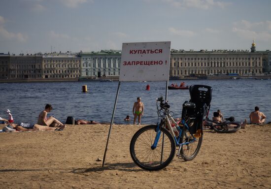 Отдых жителей Санкт-Петербурга на пляже у Петропавловской крепости