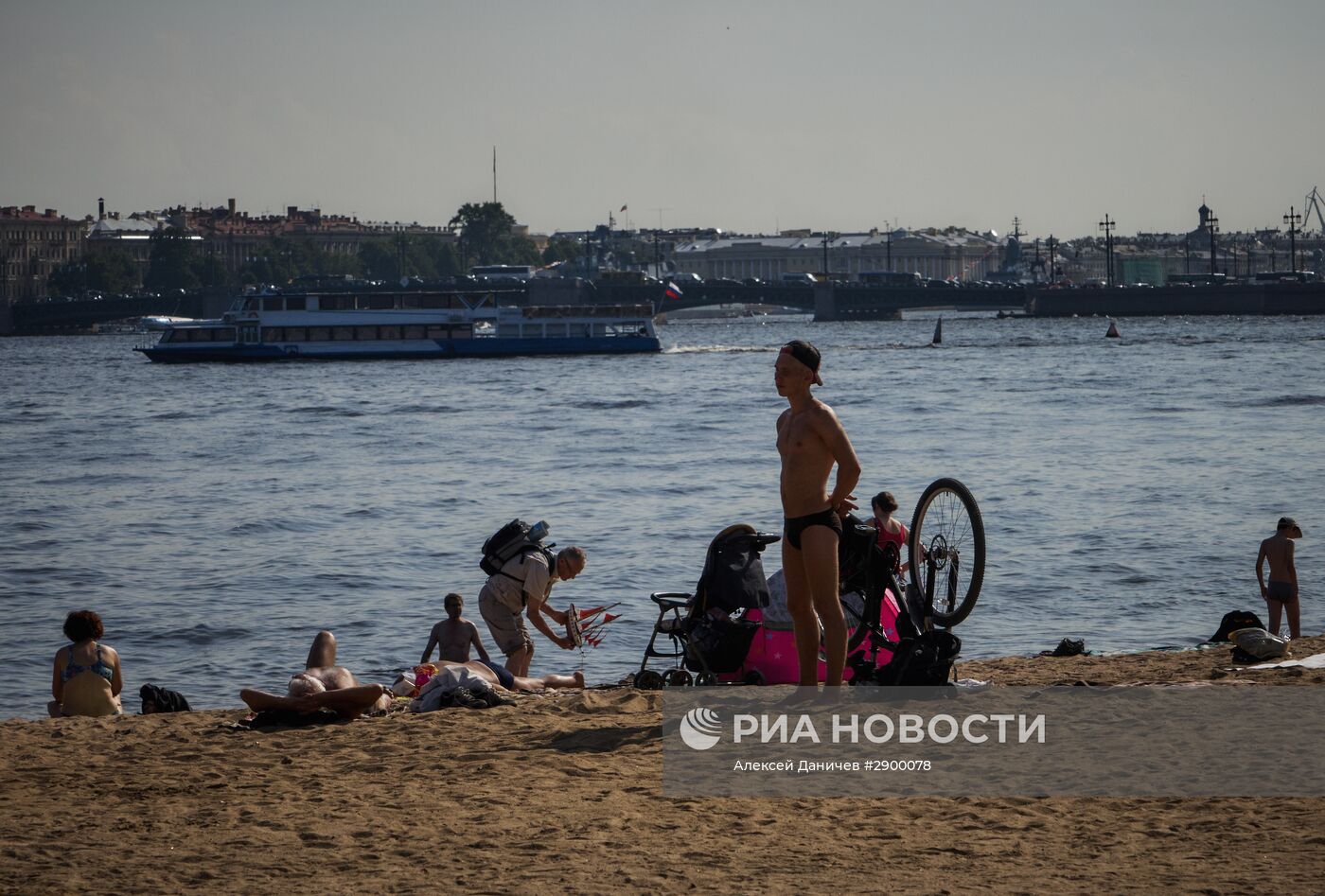 Отдых жителей Санкт-Петербурга на пляже у Петропавловской крепости