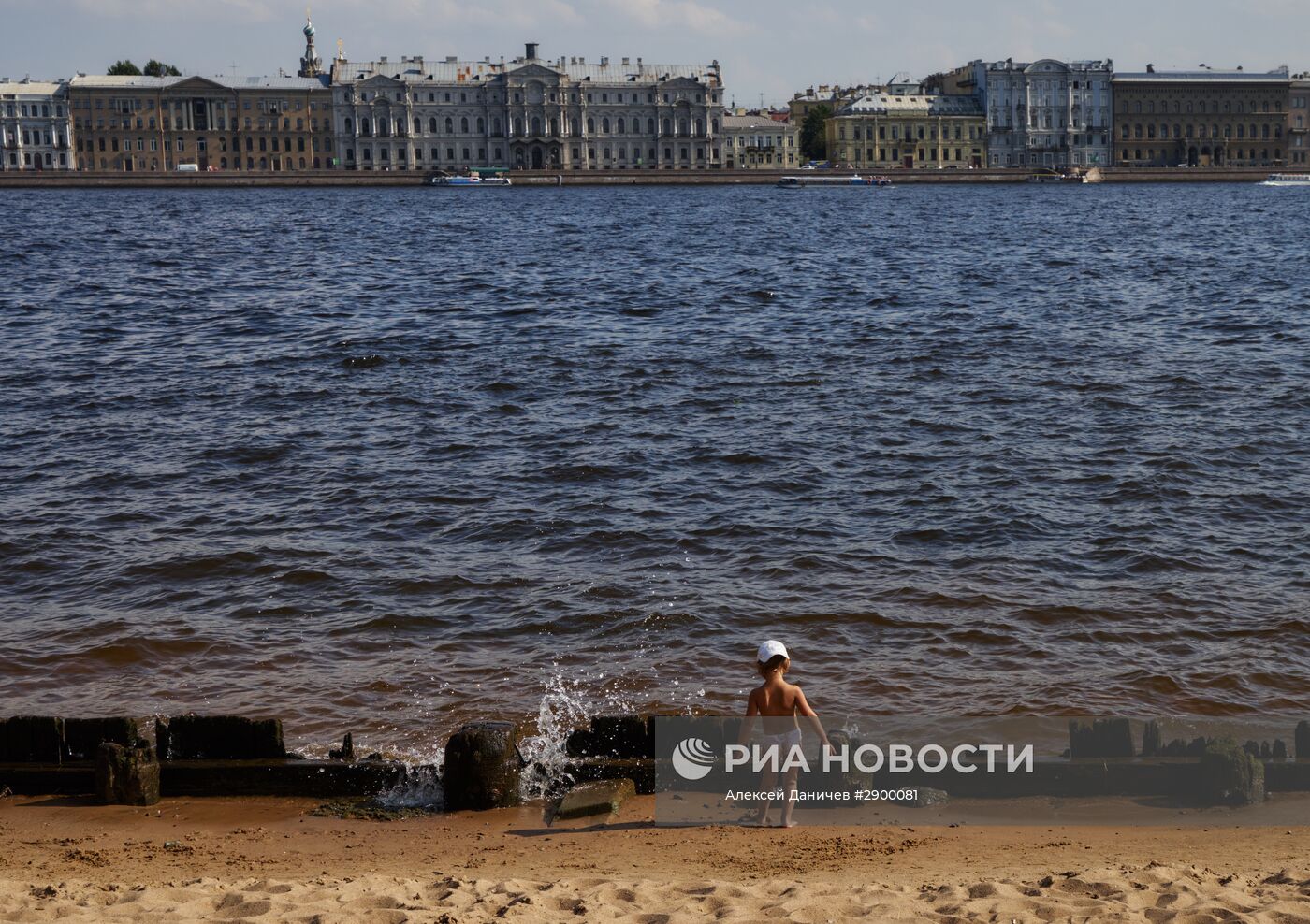 Отдых жителей Санкт-Петербурга на пляже у Петропавловской крепости