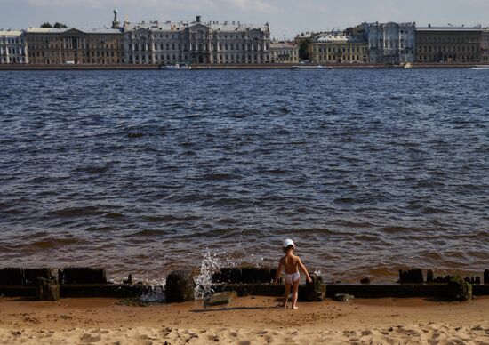 Отдых жителей Санкт-Петербурга на пляже у Петропавловской крепости