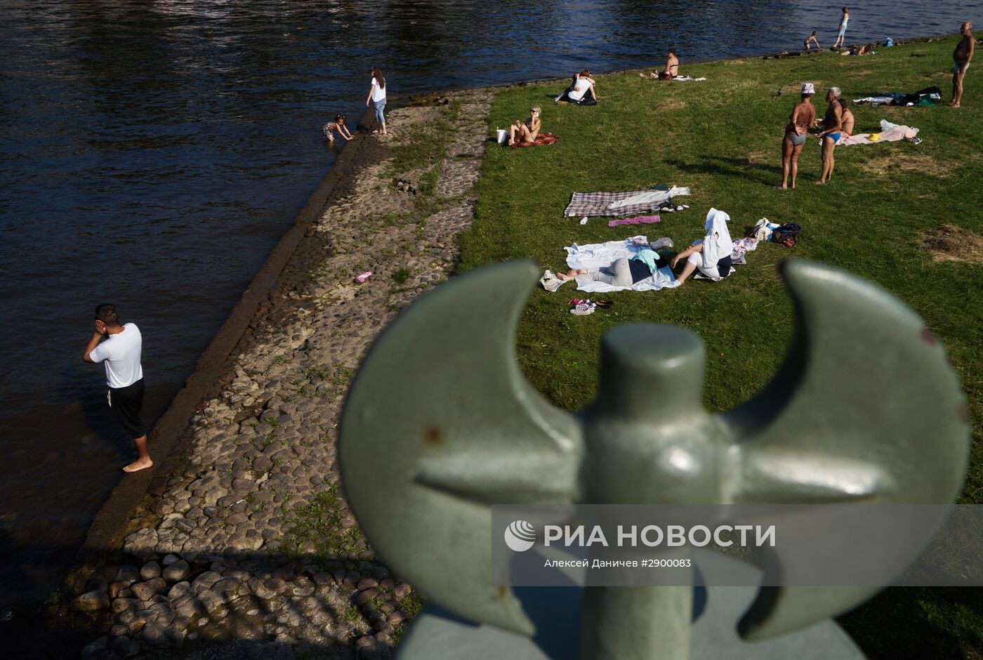 Отдых жителей Санкт-Петербурга на пляже у Петропавловской крепости