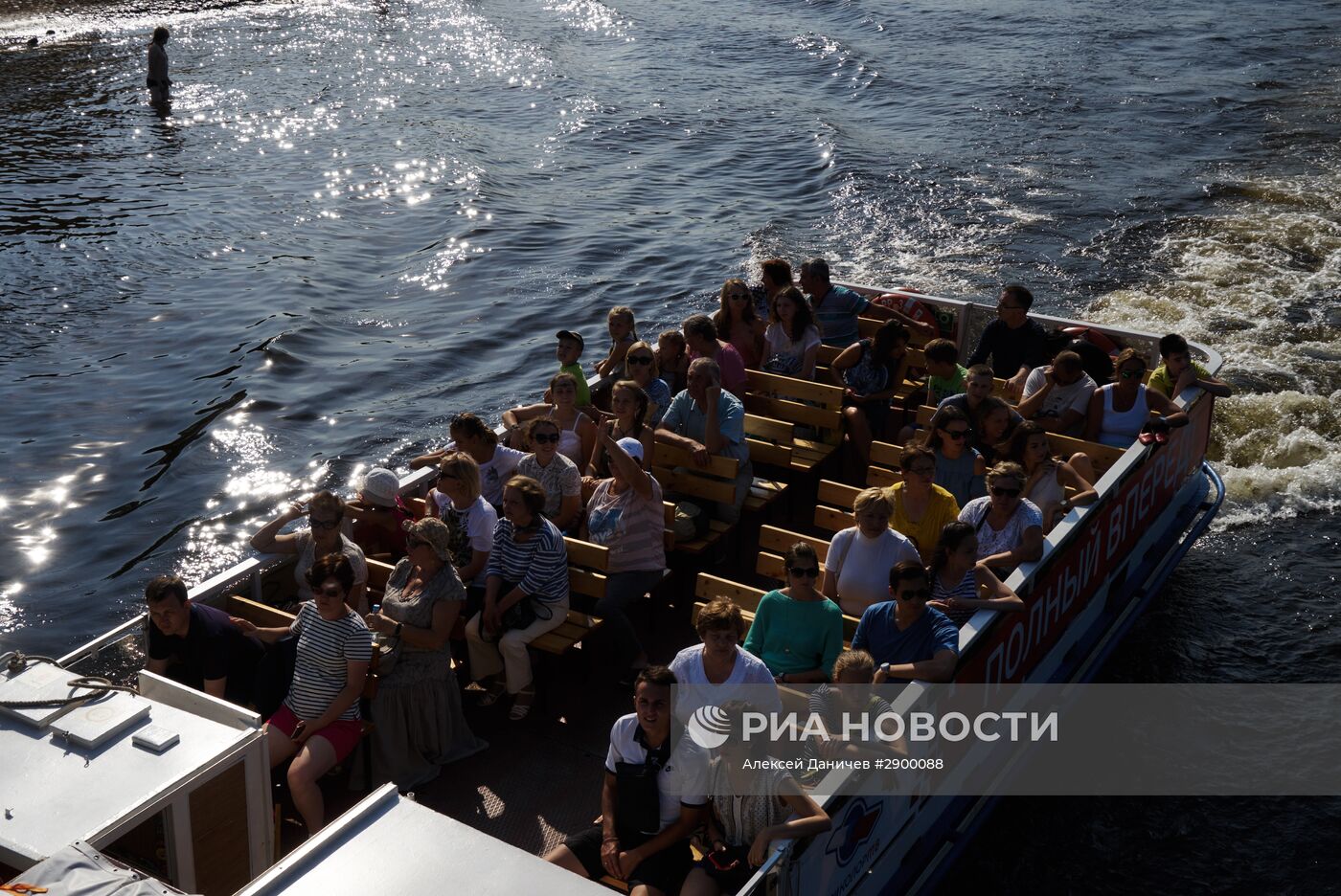 Отдых жителей Санкт-Петербурга на пляже у Петропавловской крепости