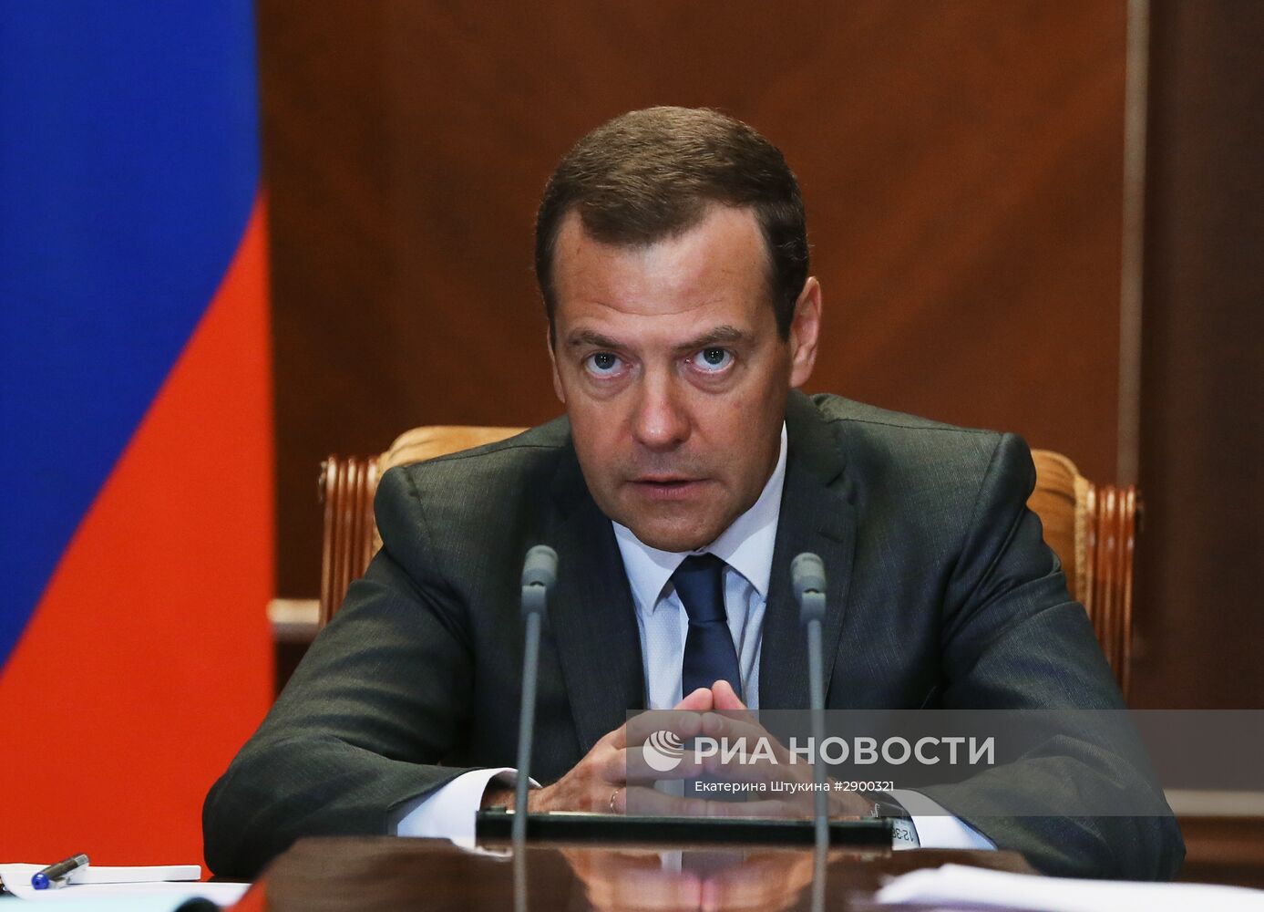 Премьер-министр РФ Д. Медведев провел совещания о расходах федерального бюджета
