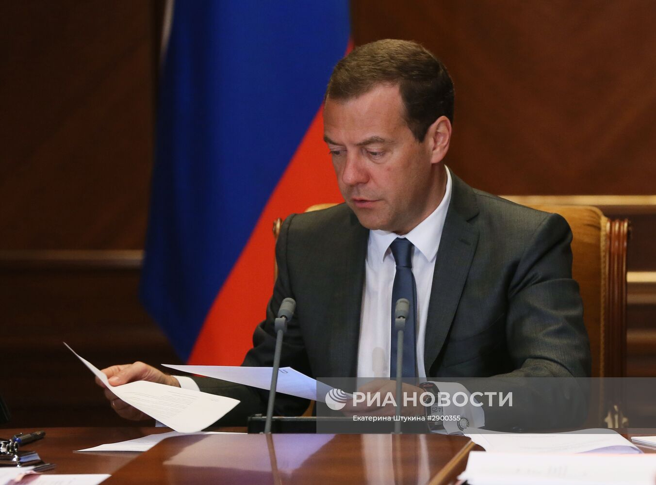 Премьер-министр РФ Д. Медведев провел совещания о расходах федерального бюджета