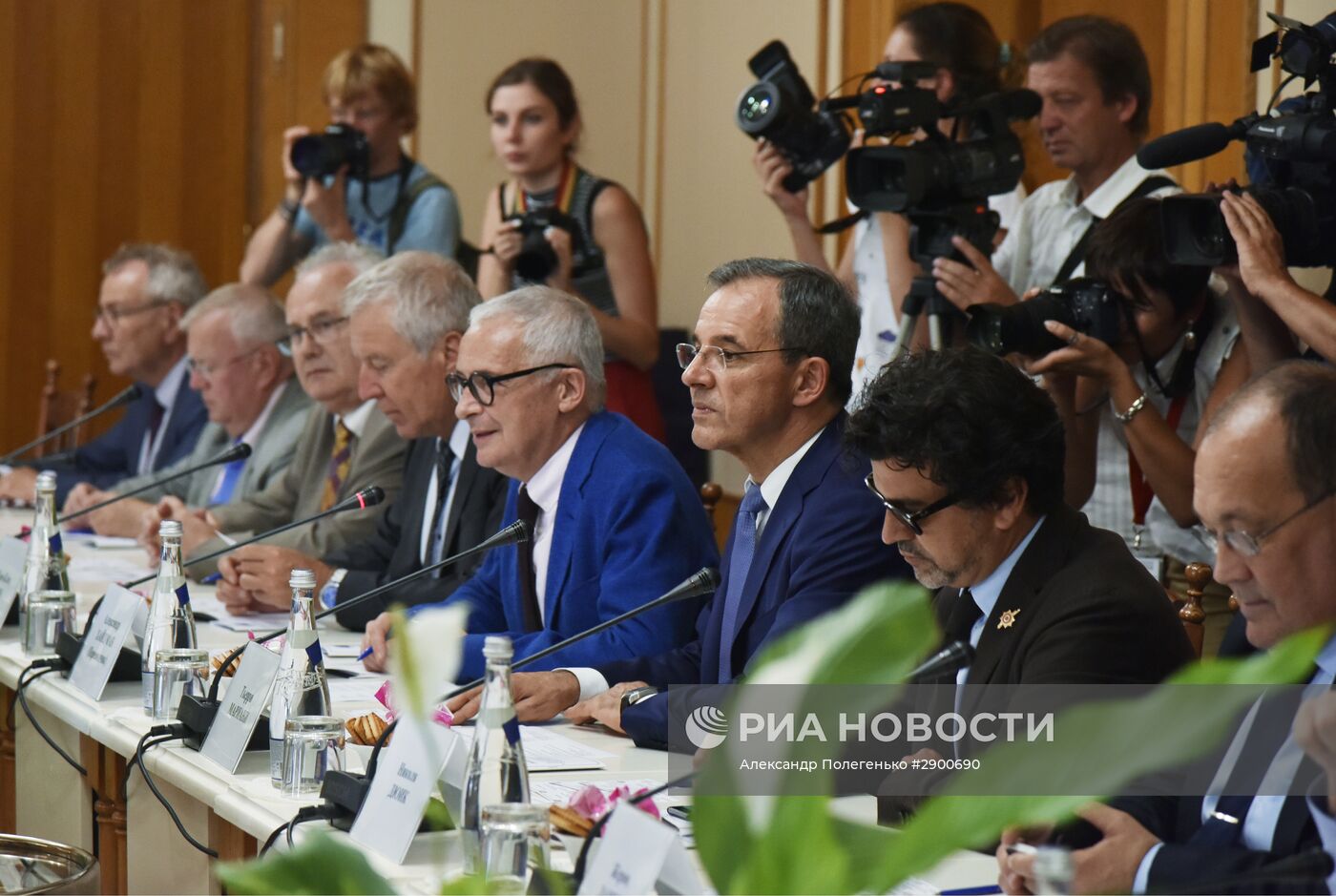 Прибытие французской парламентской делегации в Симферополь