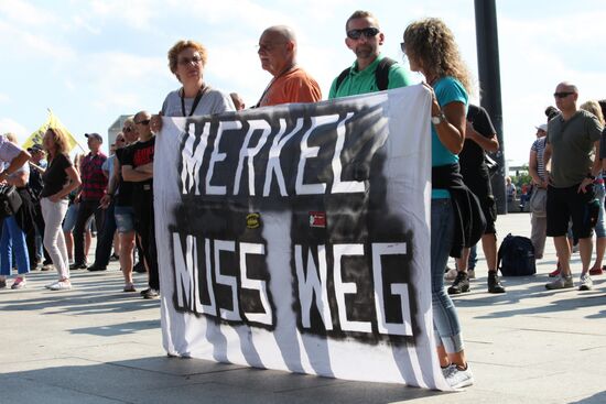 Акция протеста против политики Ангелы Меркель в Берлине