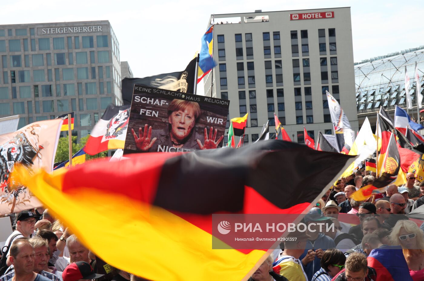 Акция протеста против политики Ангелы Меркель в Берлине