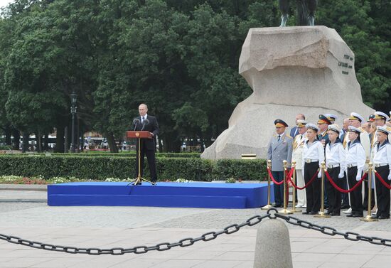 Президент РФ В. Путин принимает участие в праздновании Дня ВМФ в Санкт-Петербурге
