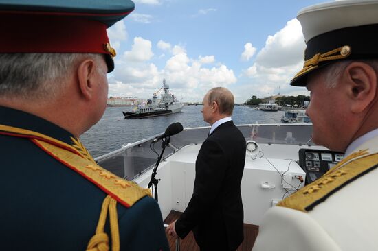 Президент РФ В. Путин принимает участие в праздновании Дня ВМФ в Санкт-Петербурге