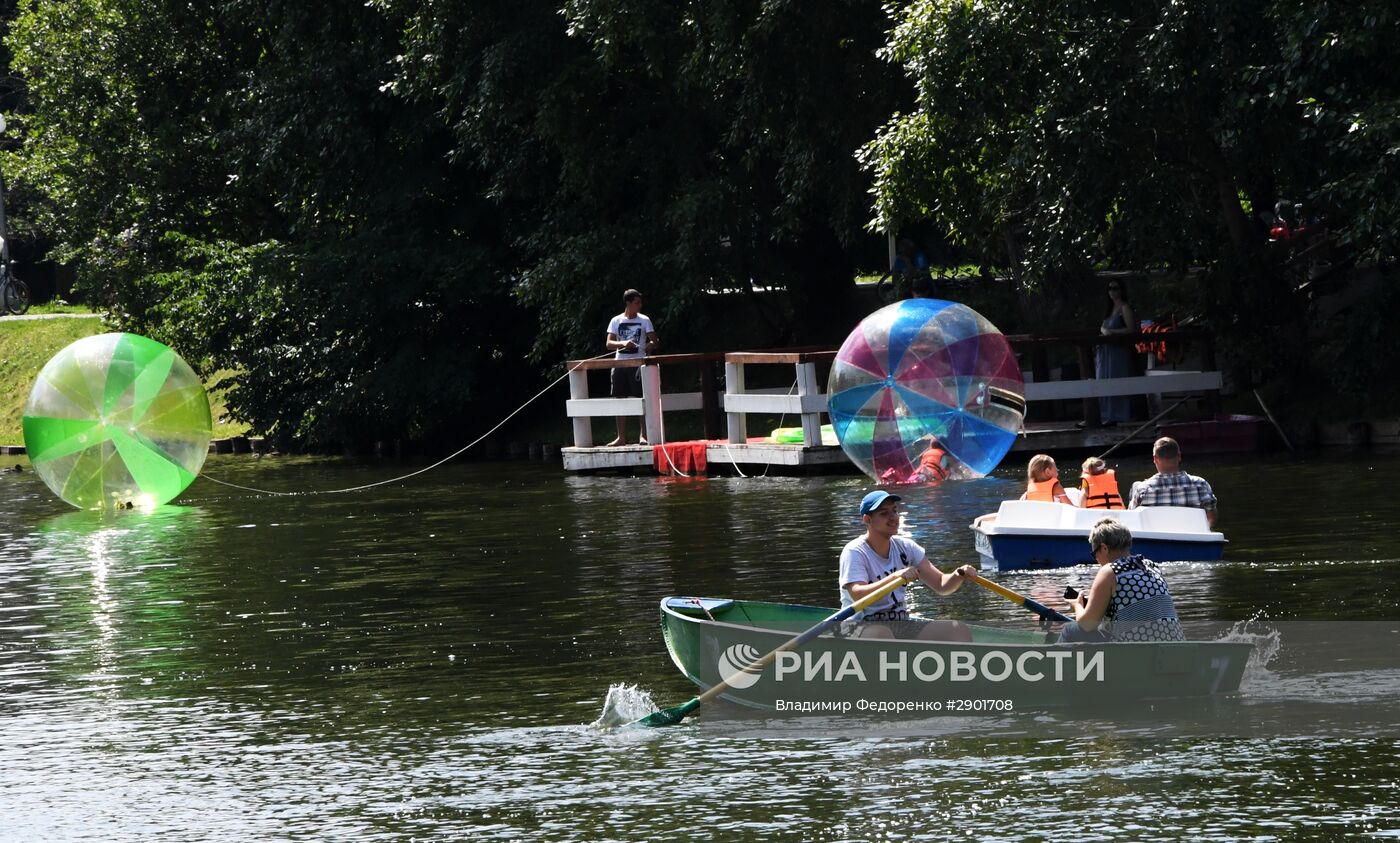 Отдых москвичей в Воронцовском парке