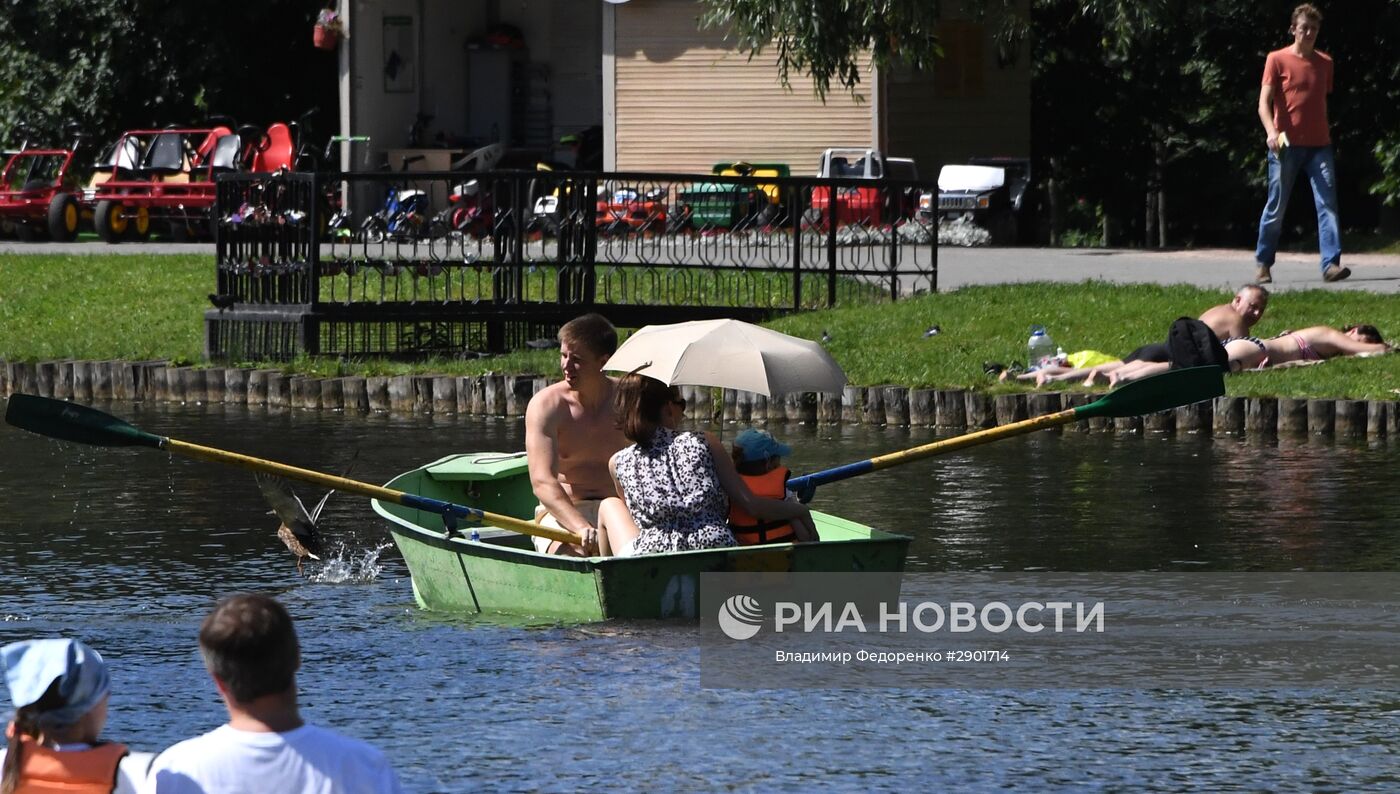 Отдых москвичей в Воронцовском парке