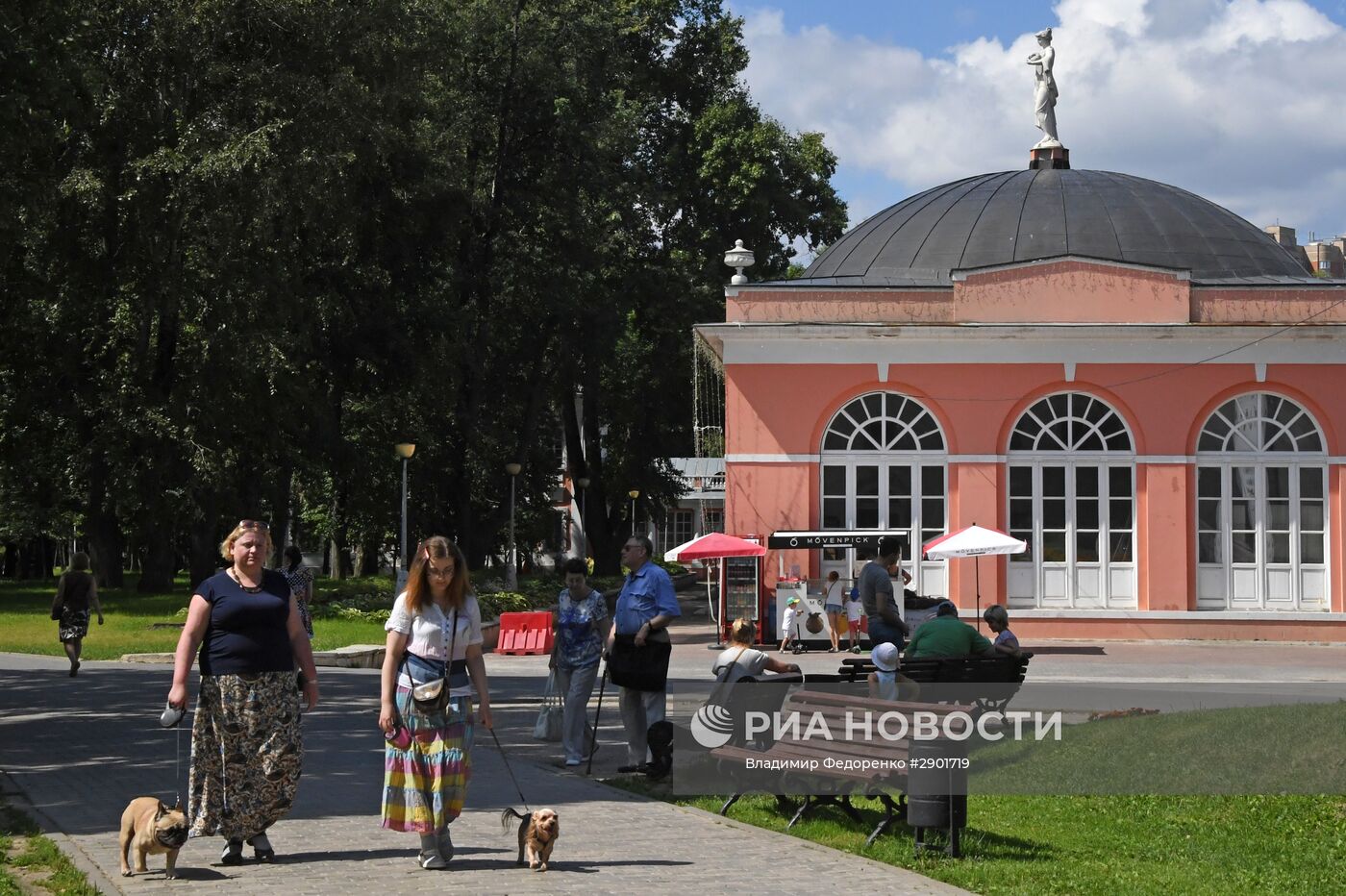 Отдых москвичей в Воронцовском парке