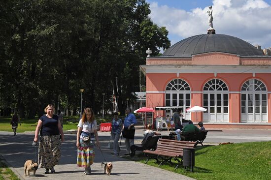 Отдых москвичей в Воронцовском парке