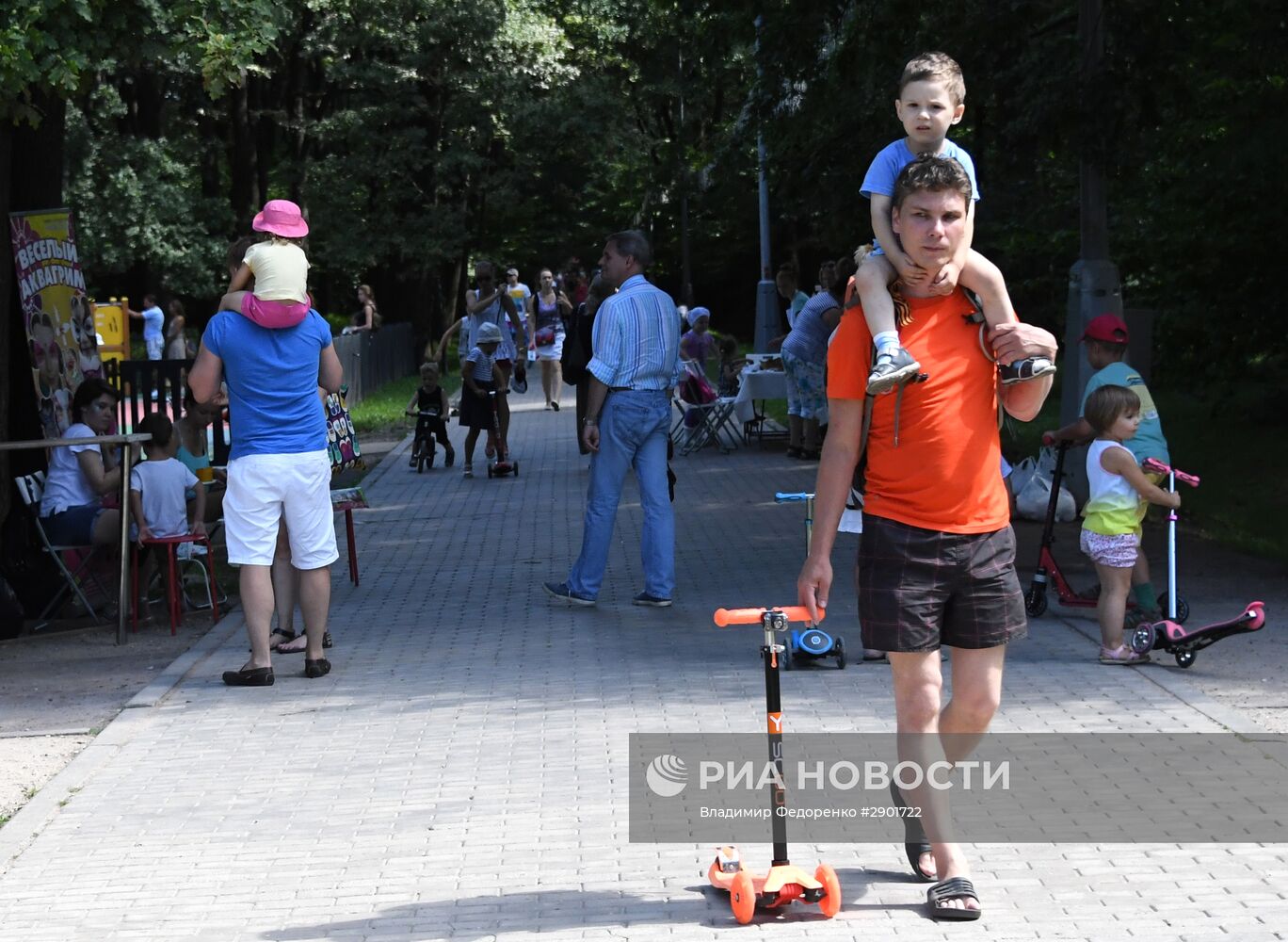 Отдых москвичей в Воронцовском парке