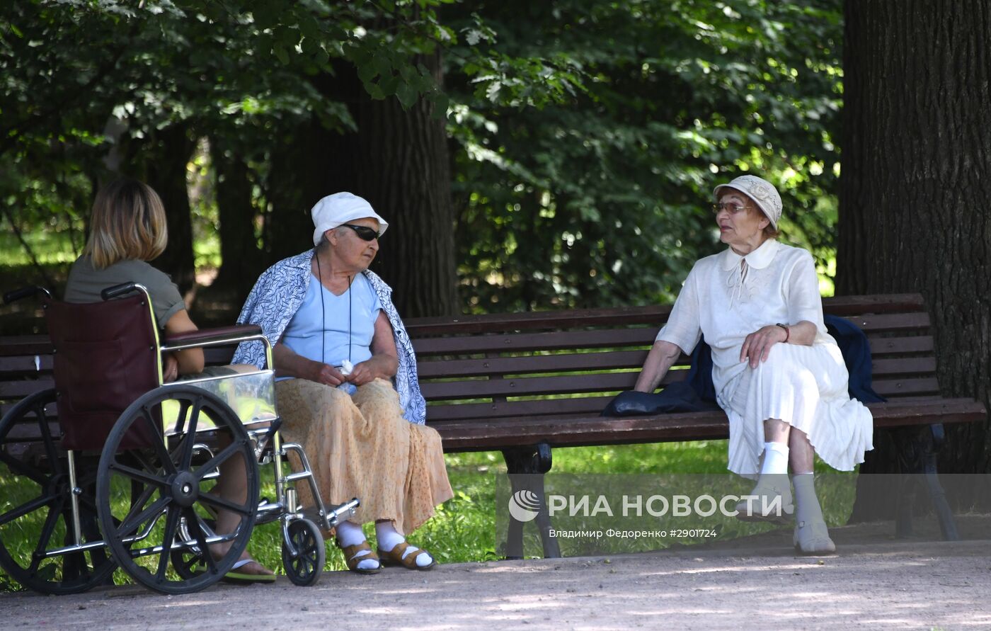 Отдых москвичей в Воронцовском парке