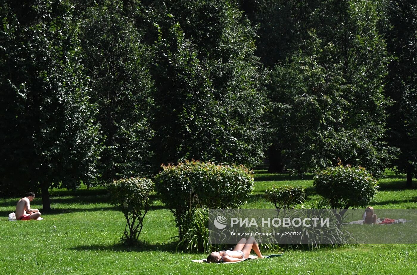 Отдых москвичей в Воронцовском парке