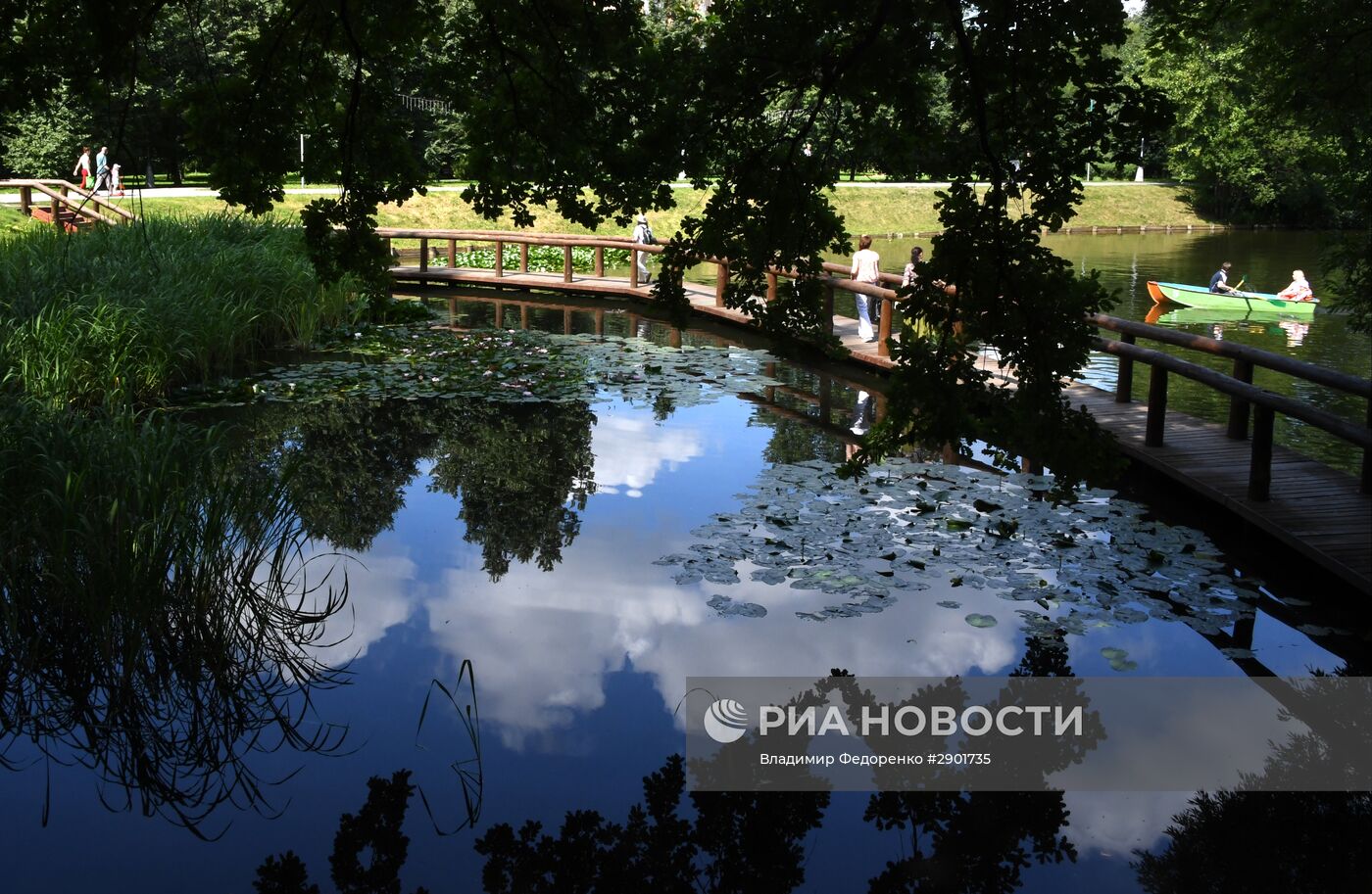 Отдых москвичей в Воронцовском парке