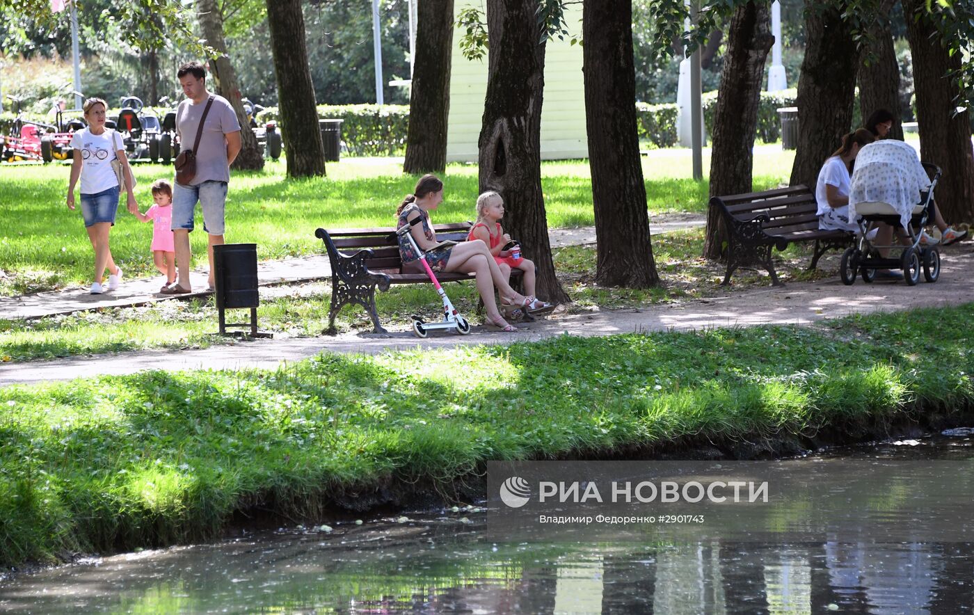 Отдых москвичей в Воронцовском парке