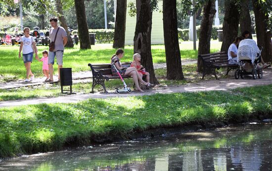 Отдых москвичей в Воронцовском парке