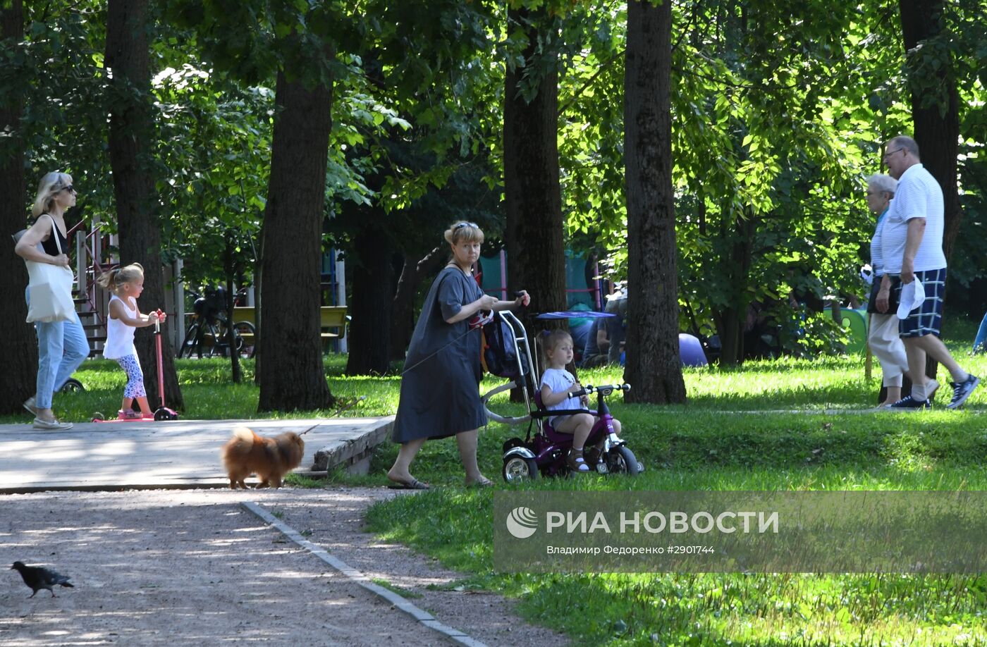 Отдых москвичей в Воронцовском парке