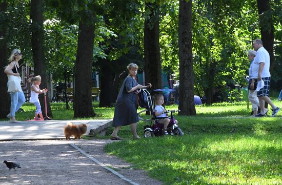 Отдых москвичей в Воронцовском парке