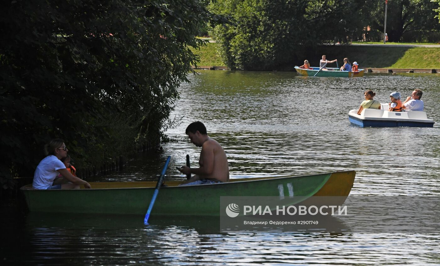 Отдых москвичей в Воронцовском парке