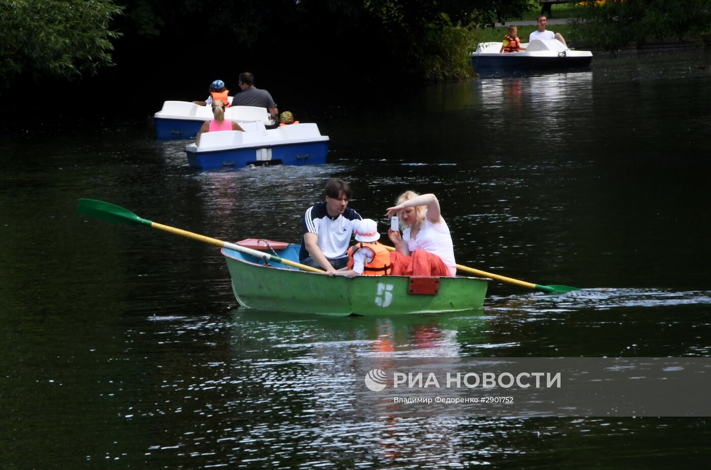 Отдых москвичей в Воронцовском парке