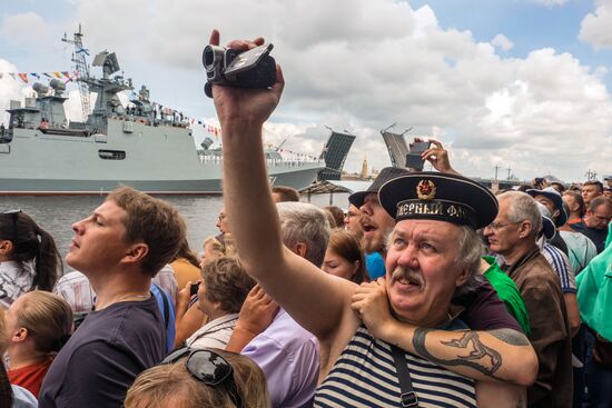 Празднование Дня Военно-Морского флота в Санкт-Петербурге