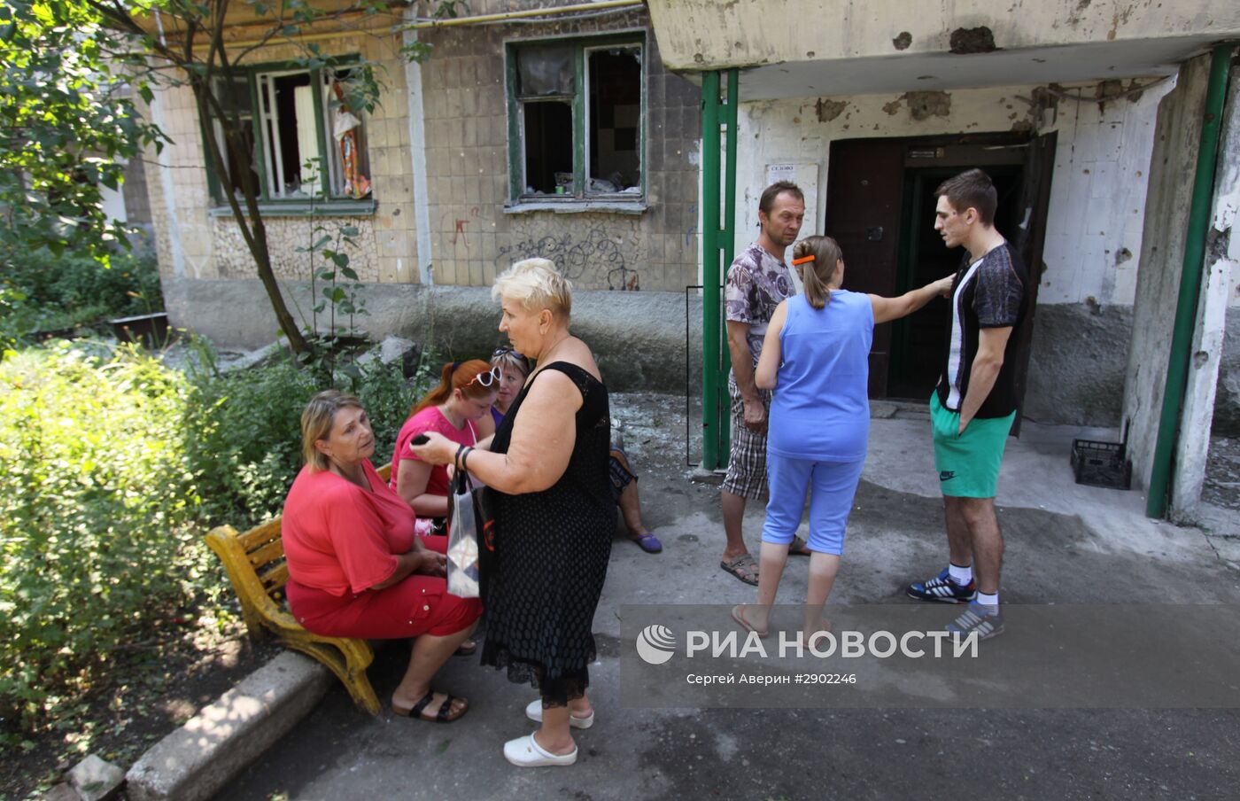 Последствия обстрела Ясиноватой в Донбассе