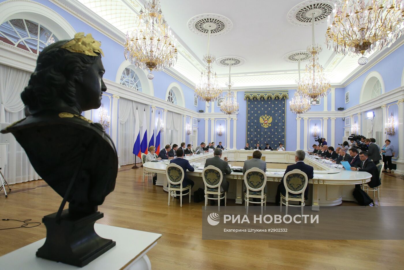 Премьер-министр РФ Д.Медведев провел заседание президиума Совета при президенте РФ по стратегическому развитию и приоритетным проектам
