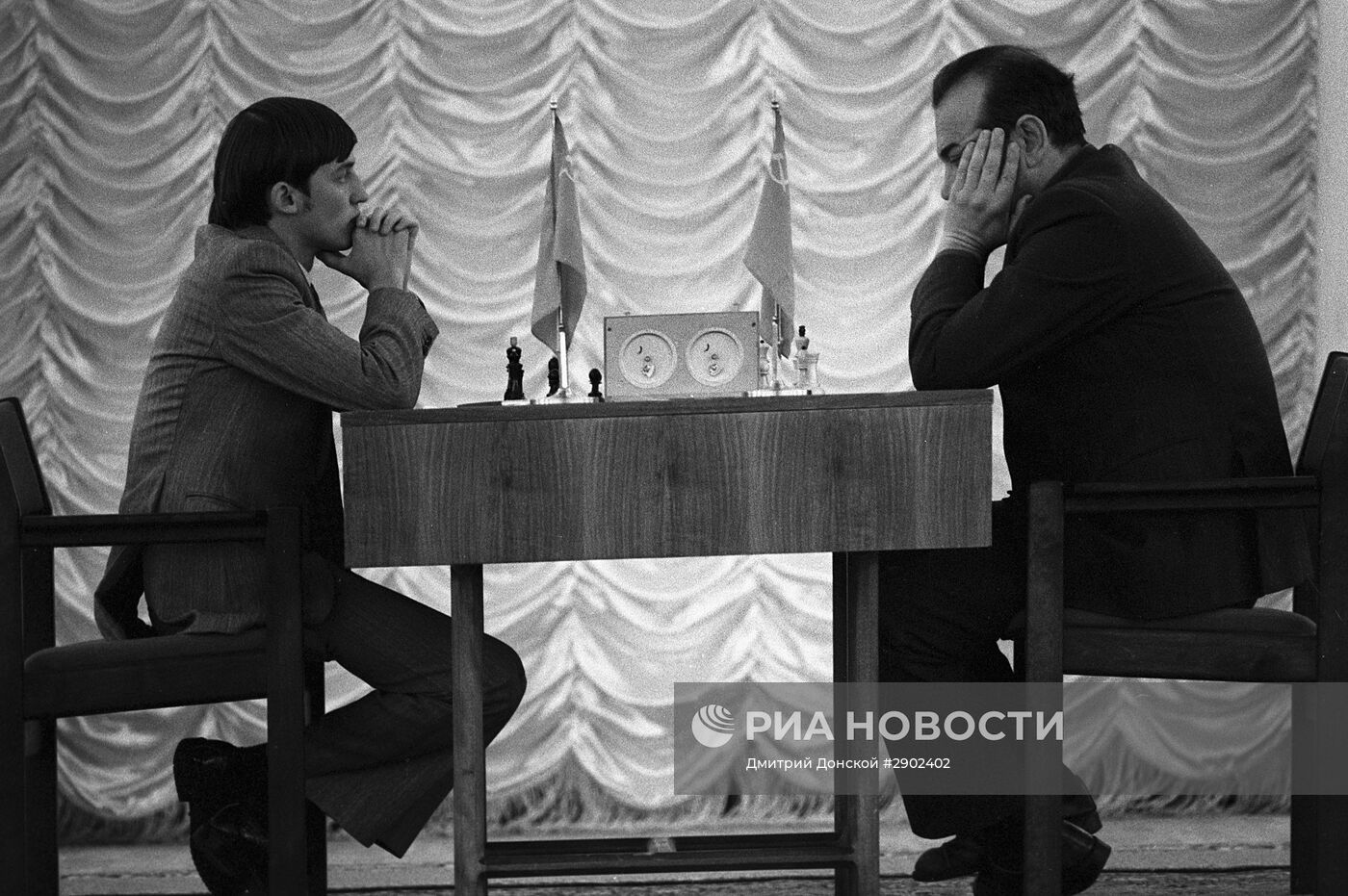 Шахматисты А.Карпов и В.Корчной
