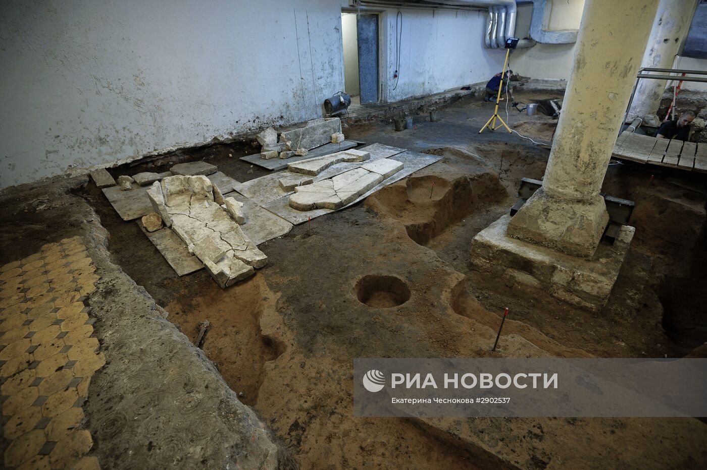 Археологические раскопки на месте снесенного 14-го корпуса Московского Кремля