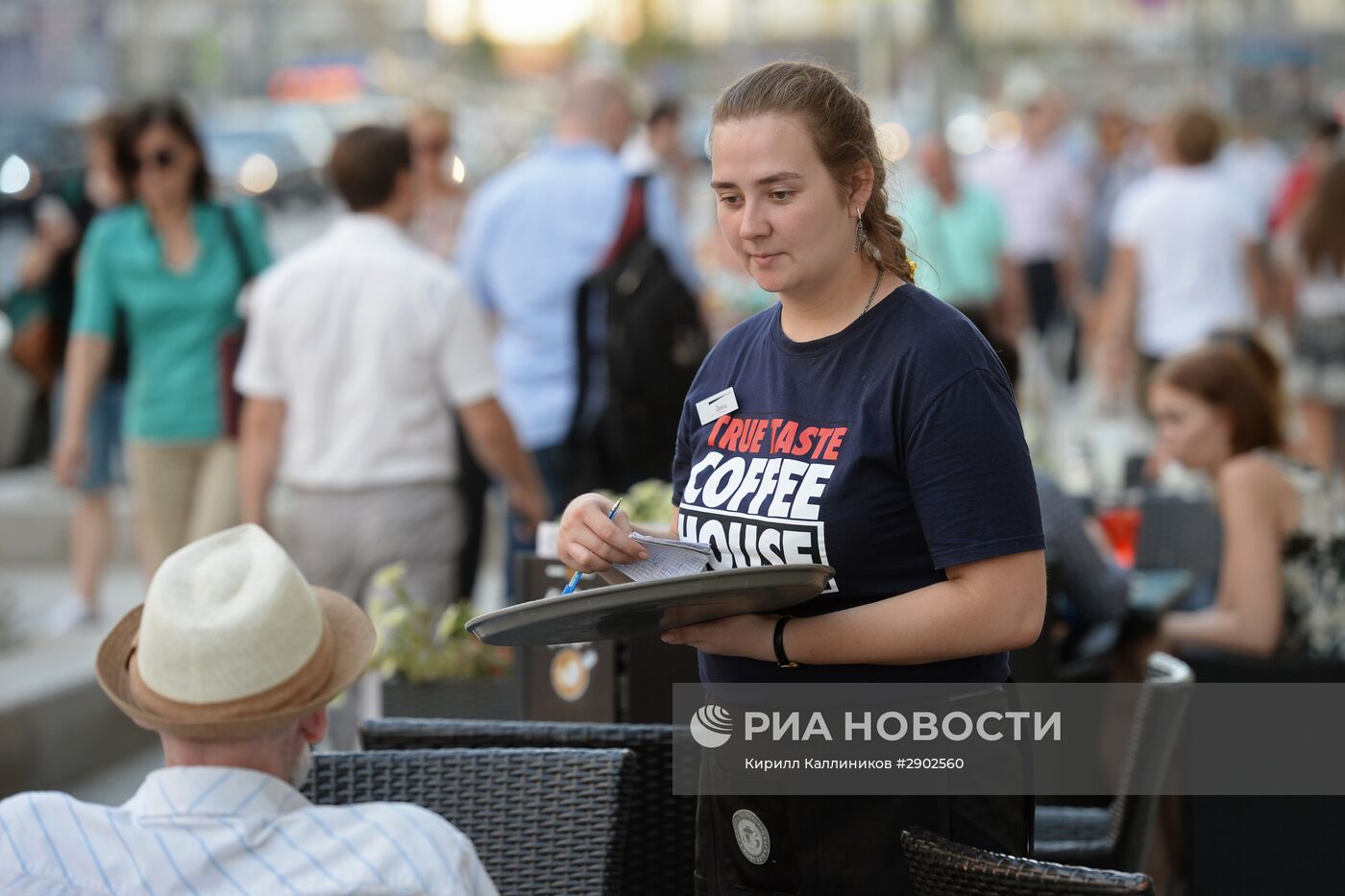 Новые летние веранды открылись на Тверской улице после реконструкции