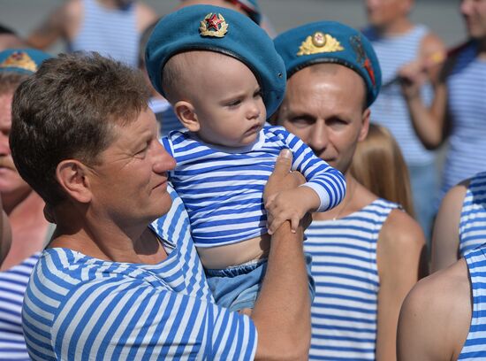 Празднование дня ВДВ в городах России