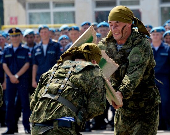 Празднование дня ВДВ в городах России