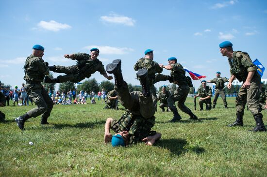 Празднование дня ВДВ в городах России